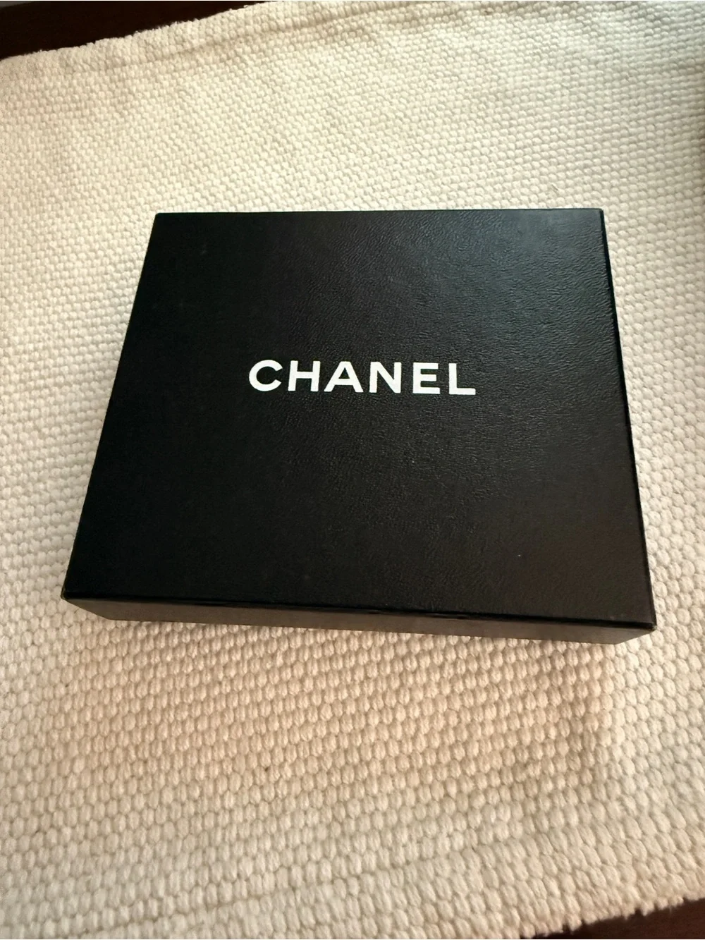 💎 Authentic Chanel Red Bifold Wallet – Excellent condition! 💎
